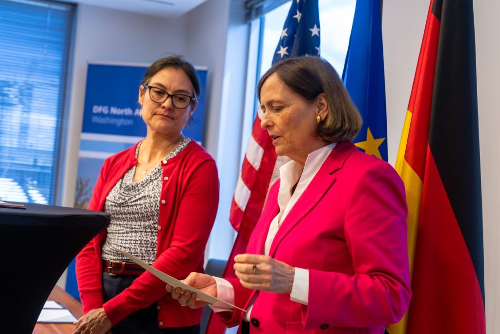 DFG-Präsidentin Katja Becker (li.) und die Vorsitzende der US-Stiftung National Endowment for the Humanities, Shelly C. Lowe, am vergangenen Donnerstag in Washington.