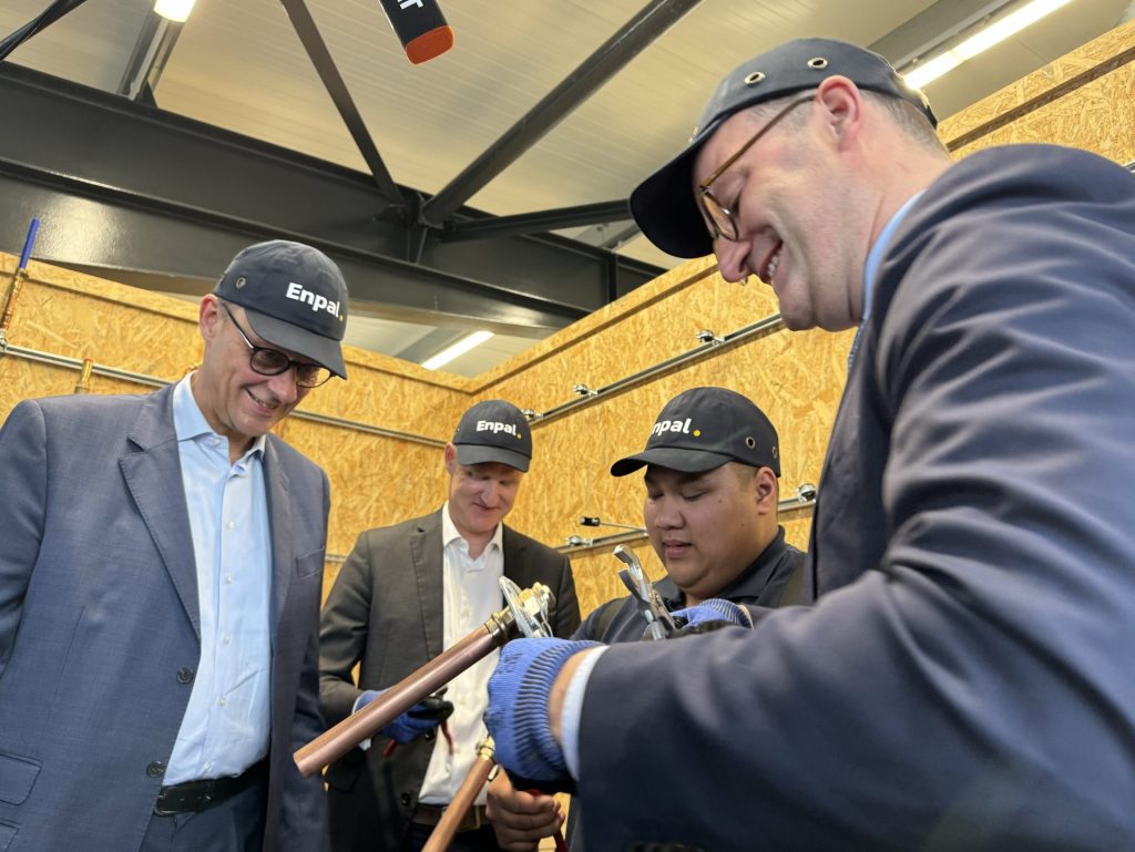 Friedrich Merz (links) und Jens Spahn (rechts) beim Besuch der "Wärmepumpen-Akademie" von Enpal.