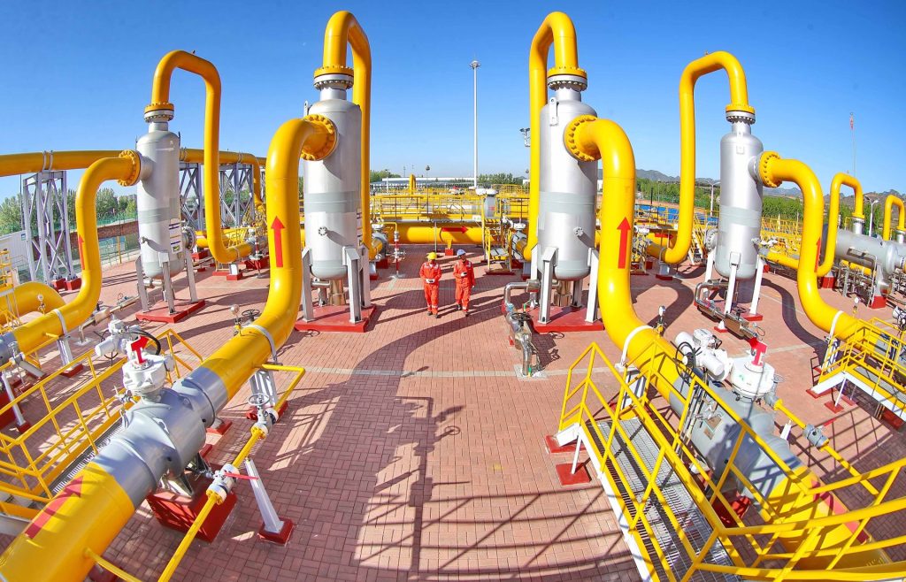 Methanleaks bei der Öl- und Gasförderung und Transport zu schließen, ist oft kosteneffizient. Und trotzdem gibt es viele Hürden.