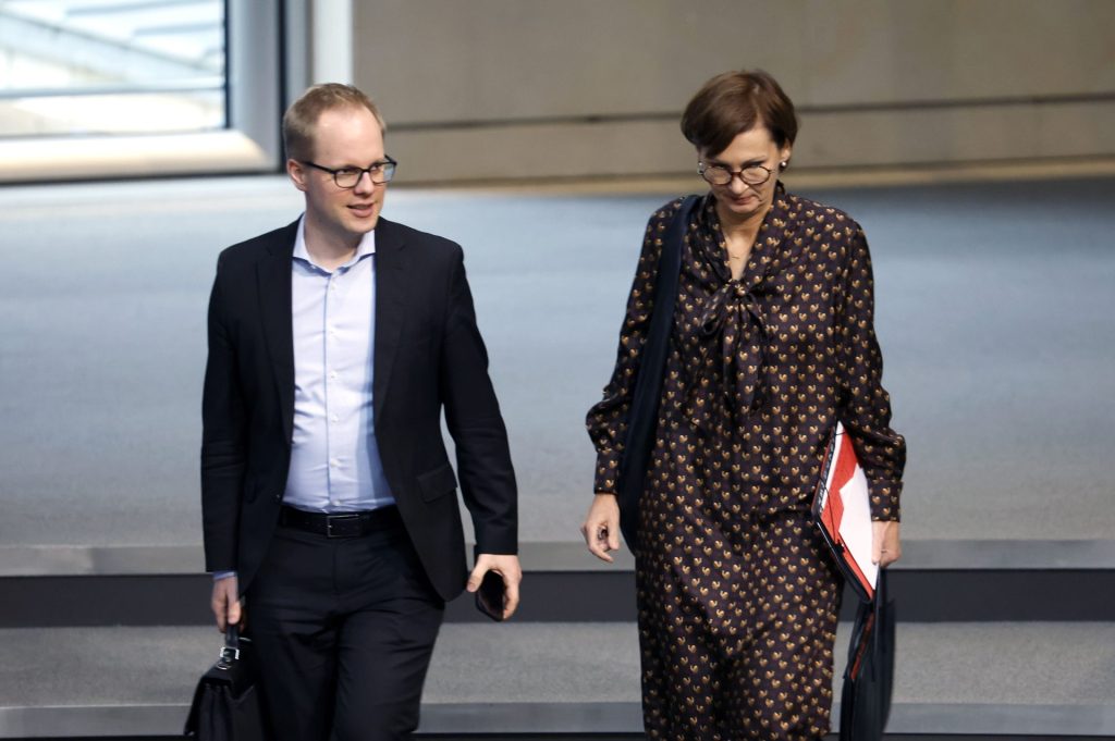 Forschungsministerin Bettina Stark-Watzinger und ihr Parlamentarischer Staatssekretär Jens Brandenburg. Die beiden beantworteten am Mittwoch im Forschungsausschuss Fragen zum BMBF-Haushaltsentwurf. 
