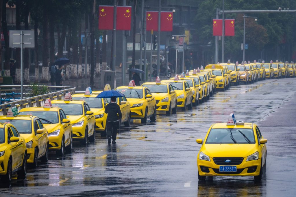 Taxischlange am Flughafen von Chongqing am letzten Tag der Golden Week im Oktober 2024