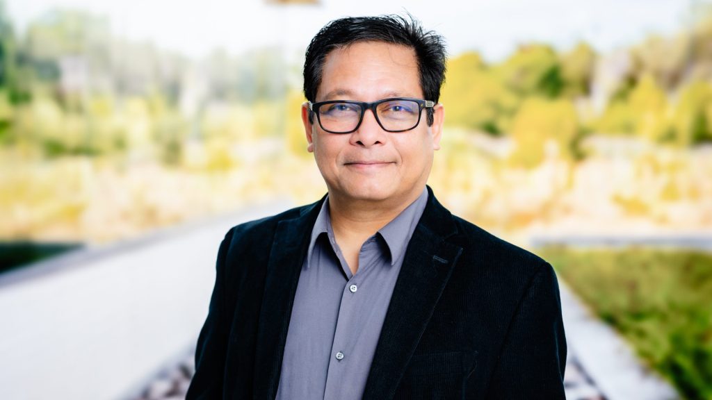 Saw Wai Hla, Professor an der Ohio-University, wird auf dem Falling Walls Science Summit in Berlin für seine Arbeiten zum Röntgen einzelner Atome ausgezeichnet.