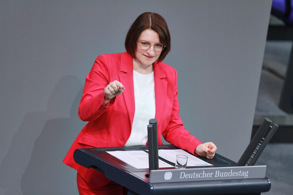 Die Berichterstatterin der Grünen, Laura Kraft, glaubt an einen Kompromiss bei der Novellierung des WissZeitVG. Der BMBF-Bericht zum Dauerstellen-Programm macht sie dagegen 