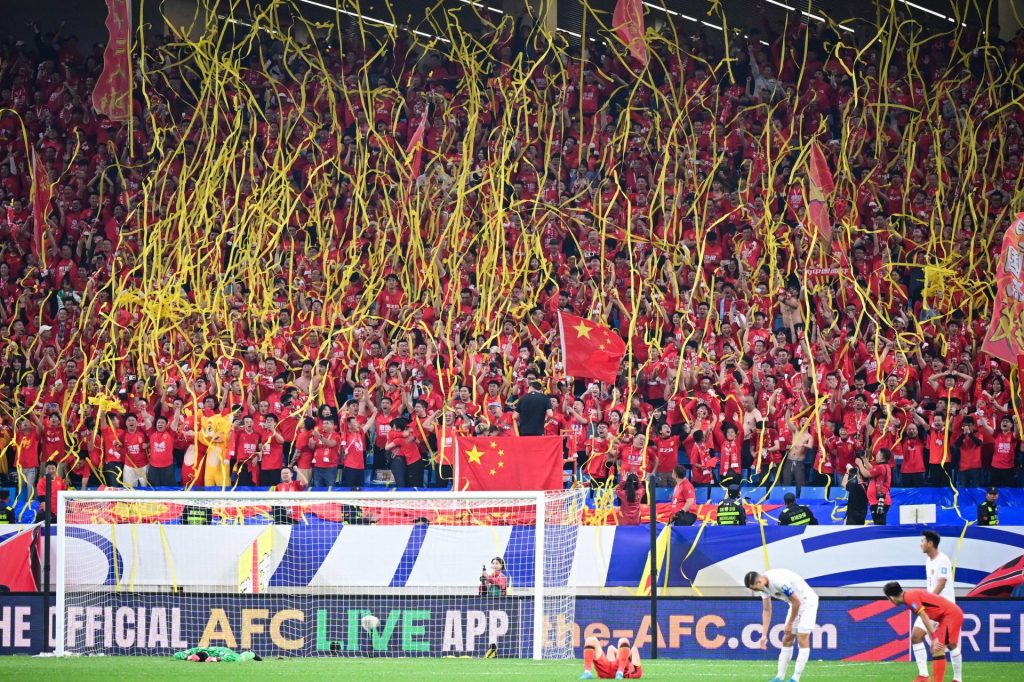Chinesische Fußballfans nach dem Schlusspfiff des WM-Qualifikationsspiels gegen Indonesien (2:1)