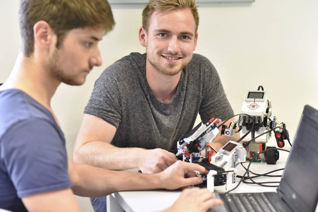 Mehr Robotik-, KI- und Datenkompetenzen sollen den Studierenden künftig vermittelt werden.