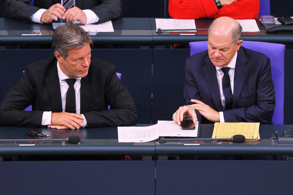 Bundesminister für Wirtschaft und Klimaschutz Robert Habeck (Bündnis90/Die Grünen) und Bundeskanzler Olaf Scholz (SPD)