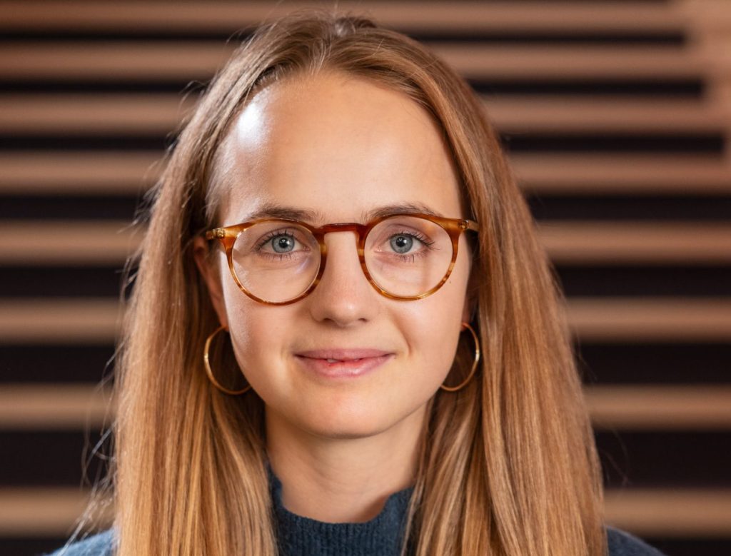 Marina Guldimann (22) ist Junior Economist bei FiscalFuture, einer überparteilichen NGO, die sich für eine zukunftsfähige Finanzpolitik einsetzt. Die Initiative vertritt die Interessen junger Menschen im finanzpolitischen Diskurs und fördert ökonomische Bildung, indem sie Veranstaltungen und Workshops organisiert. Marina Guldimann hat Ökonomie und Politische Theorie an der SciencesPo in Reims studiert.