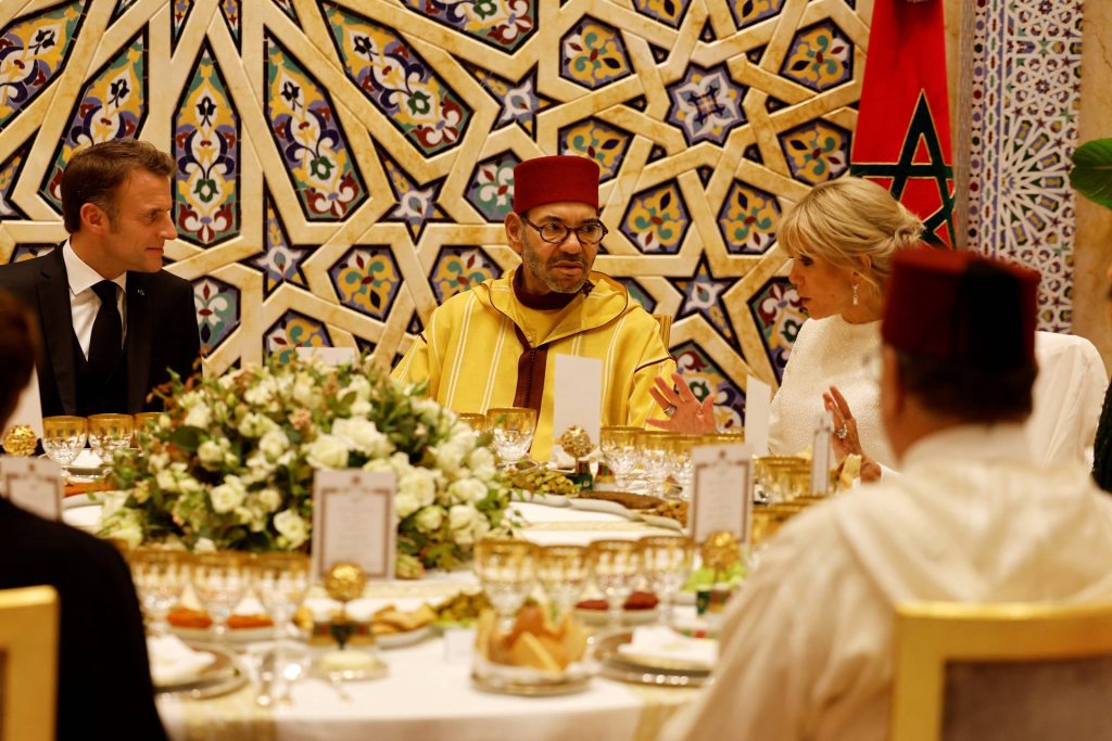 Marokkos König Mohammed VI während eines Staatsdinners mit Emmanuel und Brigitte Macron.