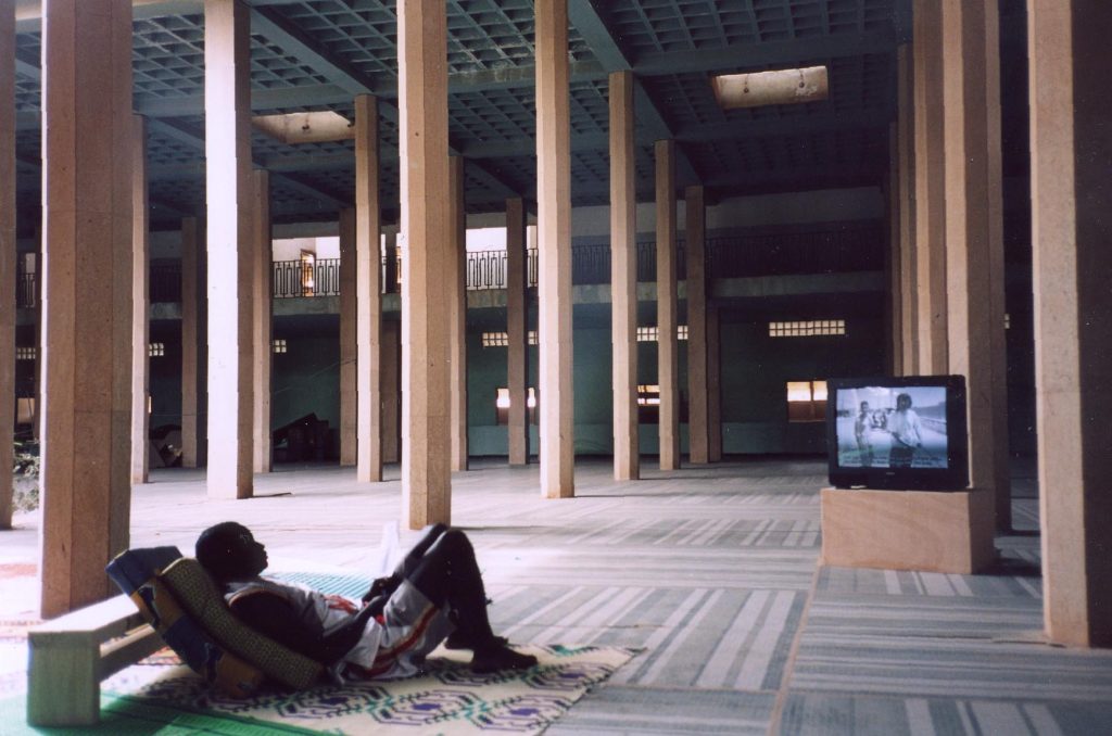 Zuschauer der Biennale 2004, Dakar.