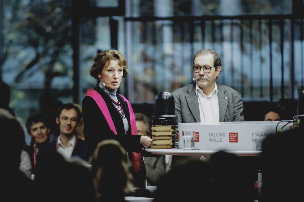 Über die Kluft zwischen Forschung und Innovation diskutierten Falling Walls Science Summit in Berlin unter anderem ERC-Präsidentin Maria Leptin und der Physiknobelpreisträger Alain Aspect.