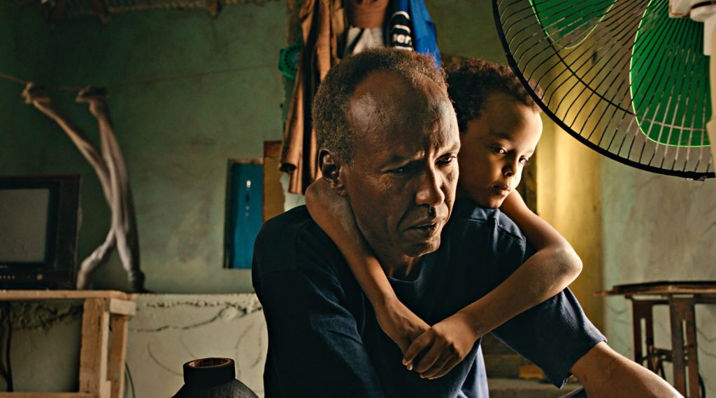 Filmstill aus The Village Next to Paradise, der Eröffnungsfilm des Afrikamera-Festivals.