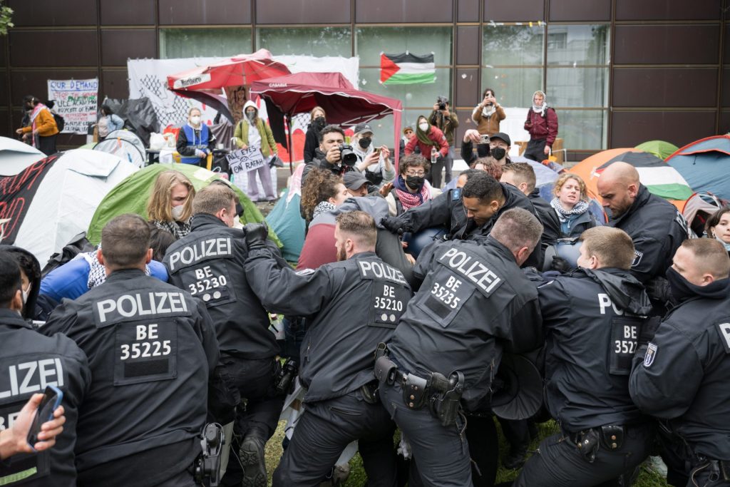 Der Anlass der offenen Briefes der Hochschullehrenden: die polizeiliche Räumung eines Pro-Palästina-Protestcamps an der Freien Universität Berlin am 7. Mai 2024.