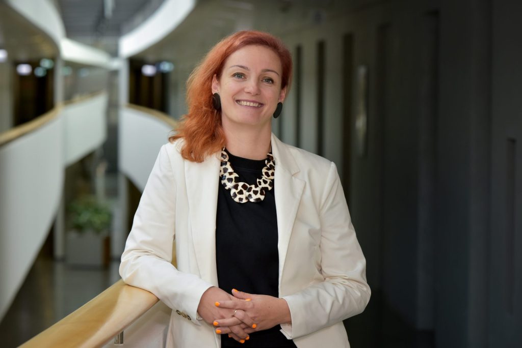Michaela Schröder leitet den Geschäftsbereich Verbraucherpolitik des Verbraucherzentrale Bundesverbands (vzbv) und verantwortet als Geschäftsbereichsleitung die verbraucherpolitischen Themenbereiche Digitales und Medien, Finanzmarkt, Gesundheit und Pflege sowie Lebensmittel.