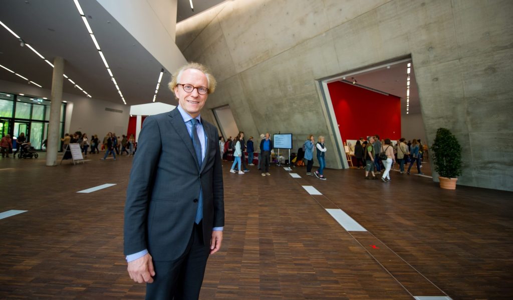 Sascha Spoun, Präsident der Leuphana Universität in Lüneburg, vor einem Hörsaal.