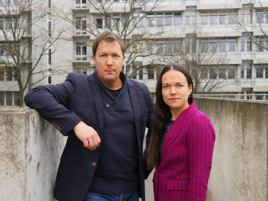 Halten den Verbleib der Wissenschaft auf Elon Musks Plattform X für gefährlich und kontraproduktiv: Achim Zolke von der Heinrich-Heine-Universität Düsseldorf und Amrei Bahr, Juniorprofessorin an der Universität Stuttgart. 