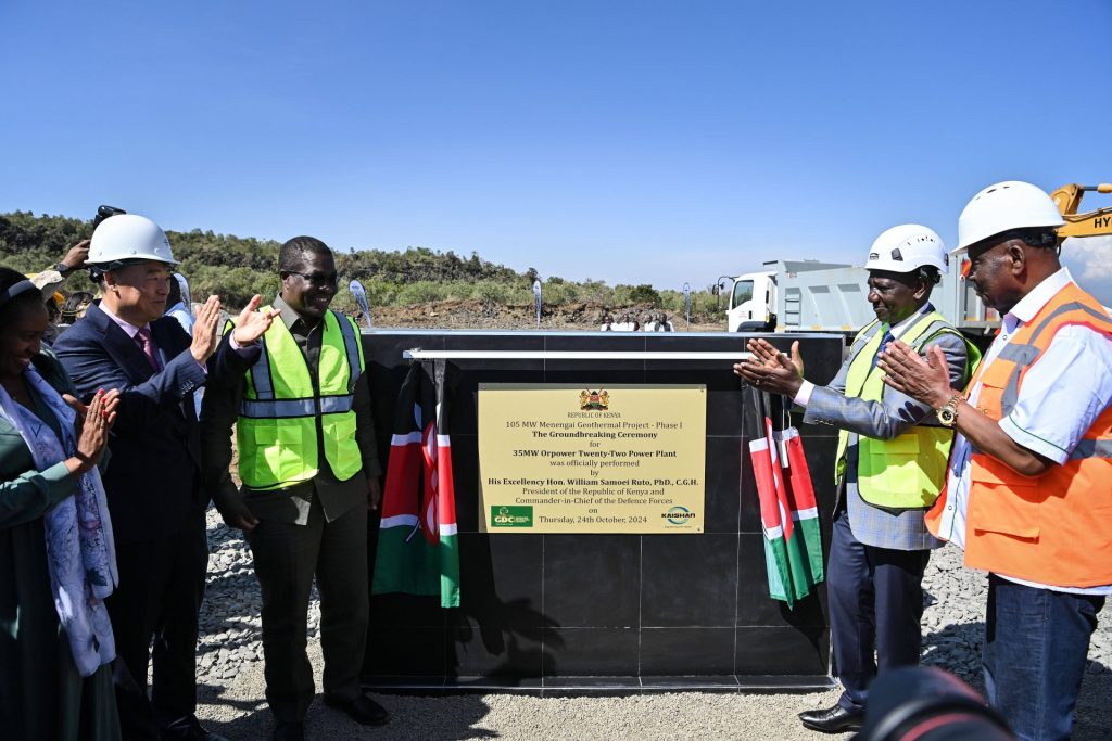 Kenias Präsident William Ruto (2. v. r.) bei der Eröffnung der 35-Megawatt (MW)-Geothermieanlage in Nakuru.