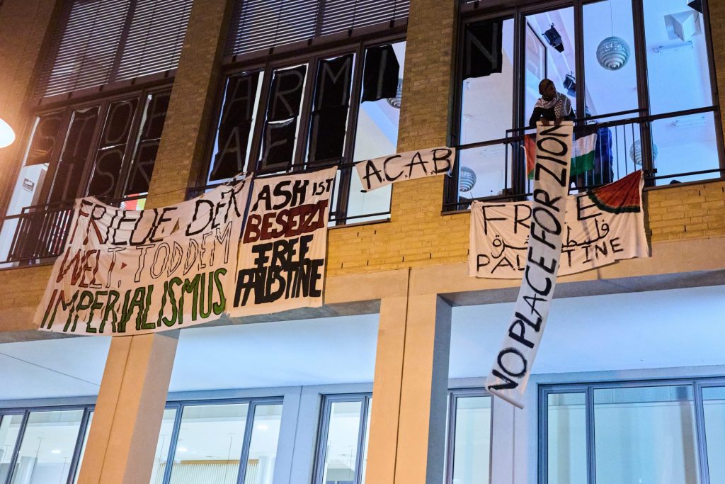 "Tod dem Imperialismus" steht auf einem Banner, das Palästina Aktivisten bei der Besetzung des Hörsaals in der Alice-Salomon-Hochschule in Hellersdorf aus dem Fenster gehängt haben. 