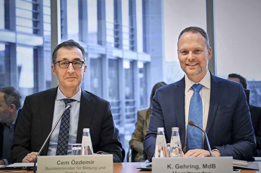 Der scheidende Ausschussvorsitzende Kai Gehring mit Forschungsminister Cem Özdemir bei der der 92.  Sitzung des Forschungsausschusses am gestrigen Mittwoch.