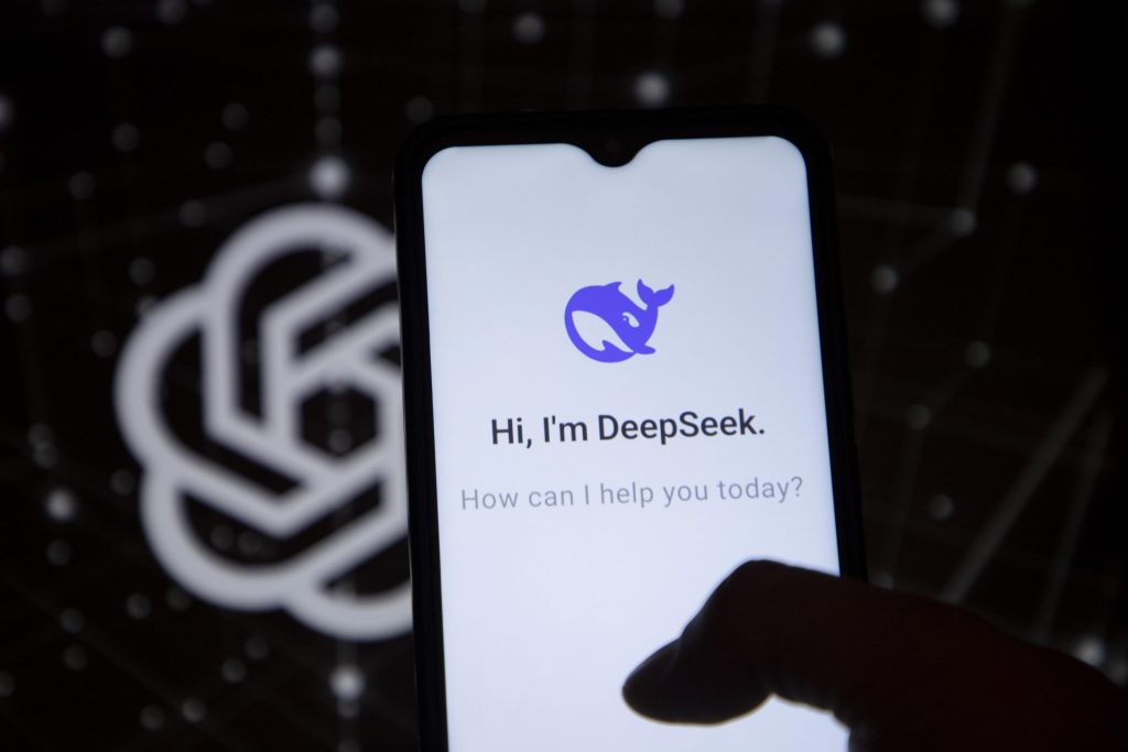Die Deepseek-App wird über dem OpenAI-Logo angezeigt.