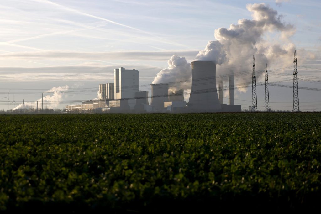 Strommasten und Windräder rund um das Kohlekraftwerk