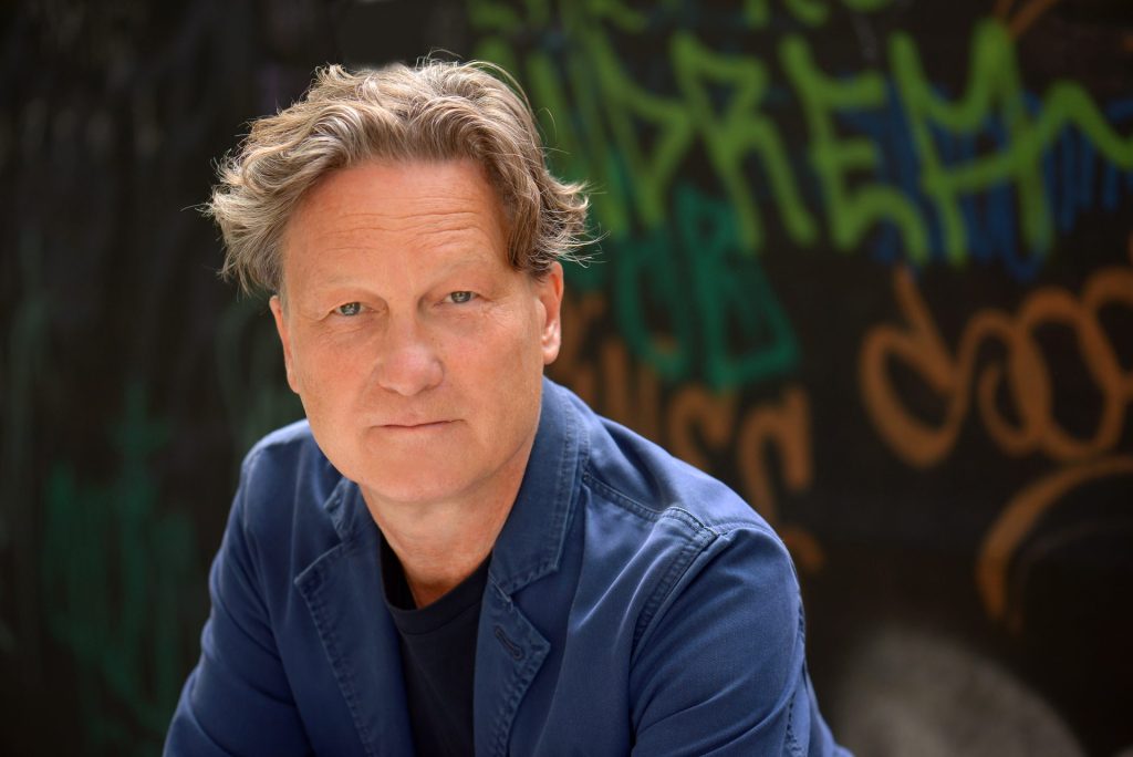 André Wilkens ist der Direktor der European Cultural Foundation in Amsterdam. Er ist Vorstandsvorsitzender von Tactical Tech und Gründungsvorstand der Initiative offenen Gesellschaft. Seit vielen Jahren beschäftigt sich André mit den Herausforderungen und Chancen einer europäischen Öffentlichkeit.