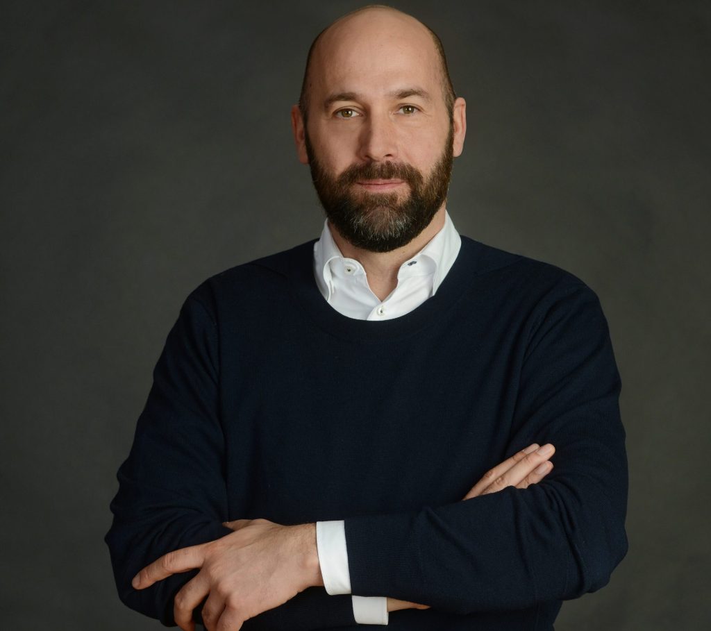 Alexander Rabe verantwortet in seiner Funktion des Geschäftsführers seit 2018 die strategisch-inhaltliche, politische als auch kommunikative Positionierung des Verbandes an den Standorten Berlin, Brüssel und Köln. Rabe kam 2016 als Geschäftsbereichsleiter Politik, Recht und Regulierung zum eco und leitete das Hauptstadtbüro des eco in Berlin. Rabe ist Mitinitiator der 2018 unter dem Dach des eco gegründeten Allianz zur Stärkung digitaler Infrastrukturen in Deutschland