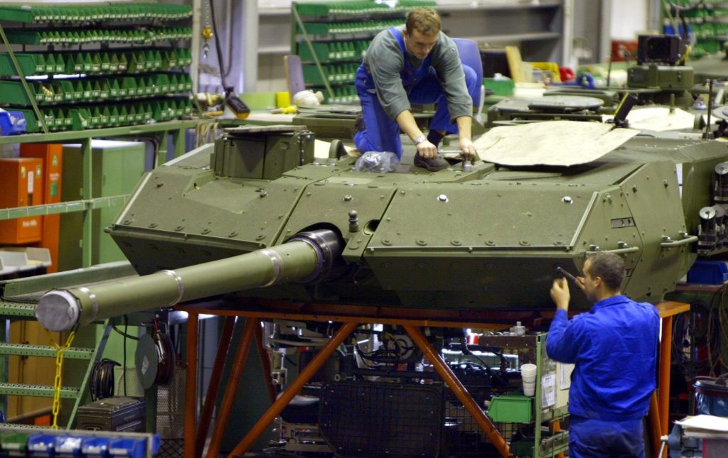 Arbeiten an einem Leopard 2 in einem Werk des Düsseldorfer Rheinmetall-Konzerns.