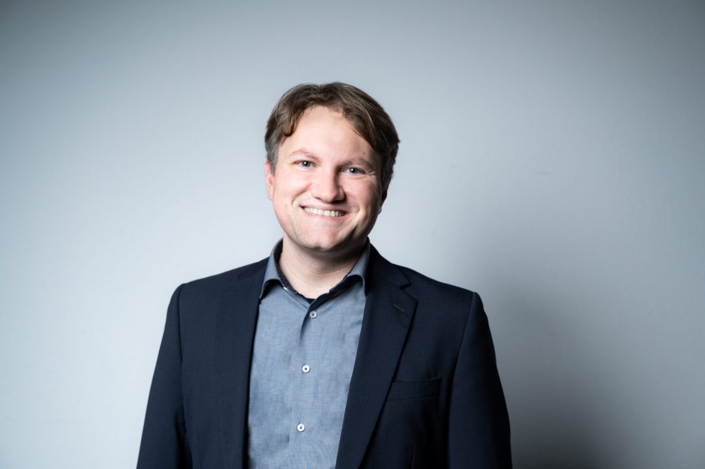 Sebastian Raible leitet in Brüssel die EU-Beziehungen für den europäischen Open Source-Unternehmensverband APELL. Als Informatiker hat er neun Jahre lang als Referent im Europäischen Parlament gearbeitet und war dort zuletzt Teil des Verhandlungsteams zum Artificial Intelligence Act.
