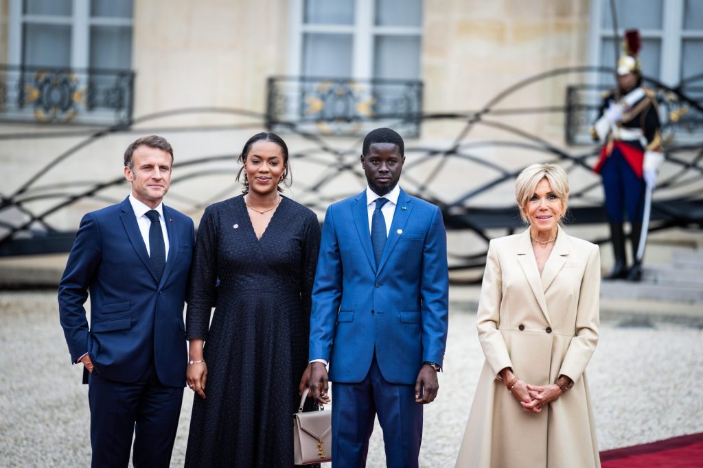 Senegals Präsident Bassirou Diomaye Faye und seine Frau Absa Faye beim Staatsbesuch mit Frankreichs Präsident Emmanuel Macron und Frankreichs First Lady Brigitte Macron.