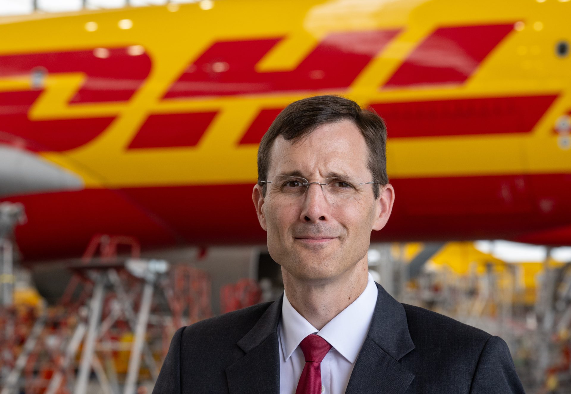 DHL-Group-CEO Tobias Meyer im Frachtzentrum am Flughafen Leipzig/Halle.