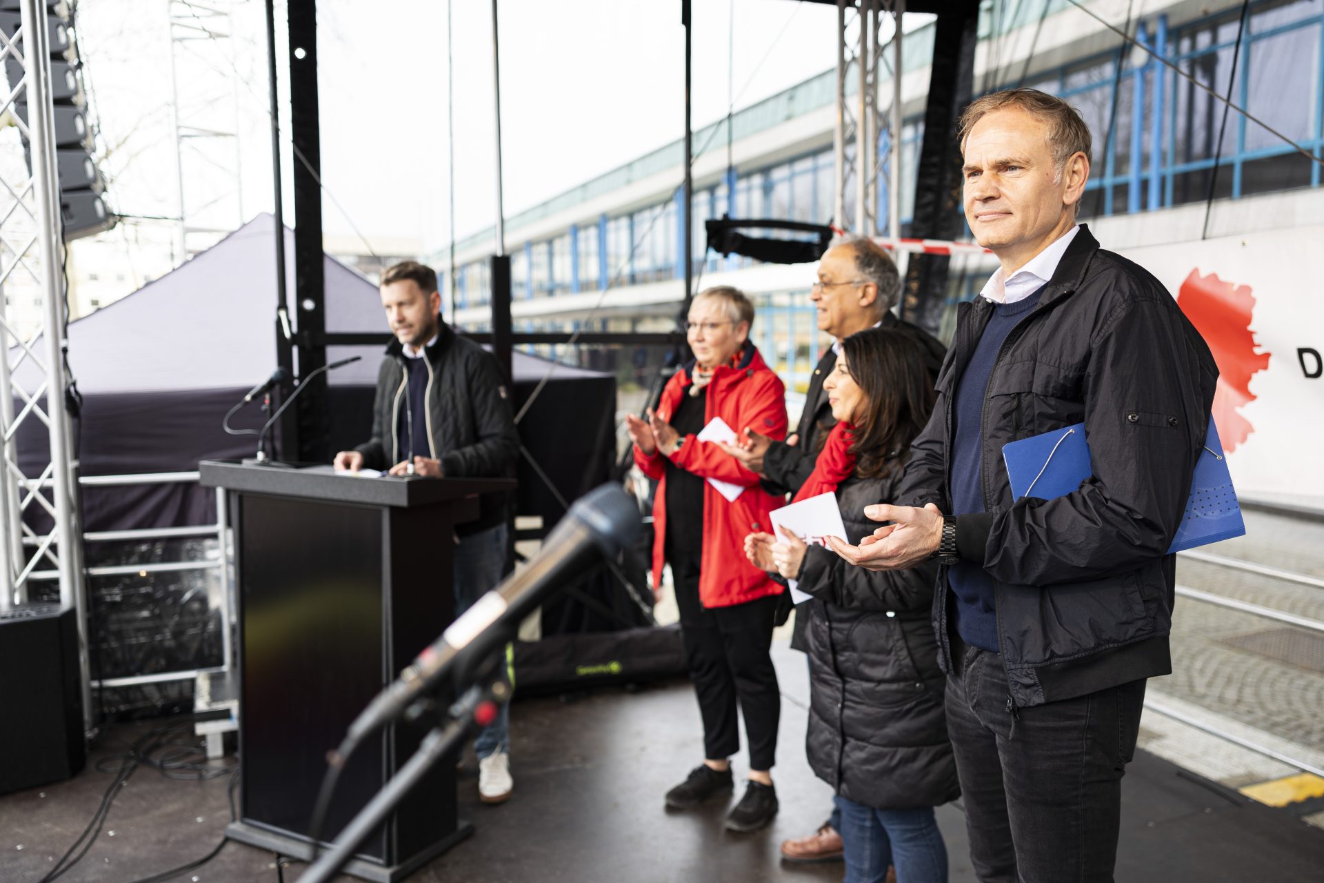 CEO Oliver Blume und Daniela Cavallo (2.v.r.) auf einer Demo in Wolfsburg gegen Rechts.