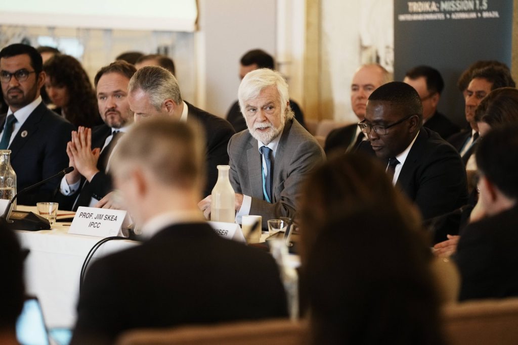 Jim Skea, Vorsitzender des IPCC, mit Klimaministern vor der COP29.
