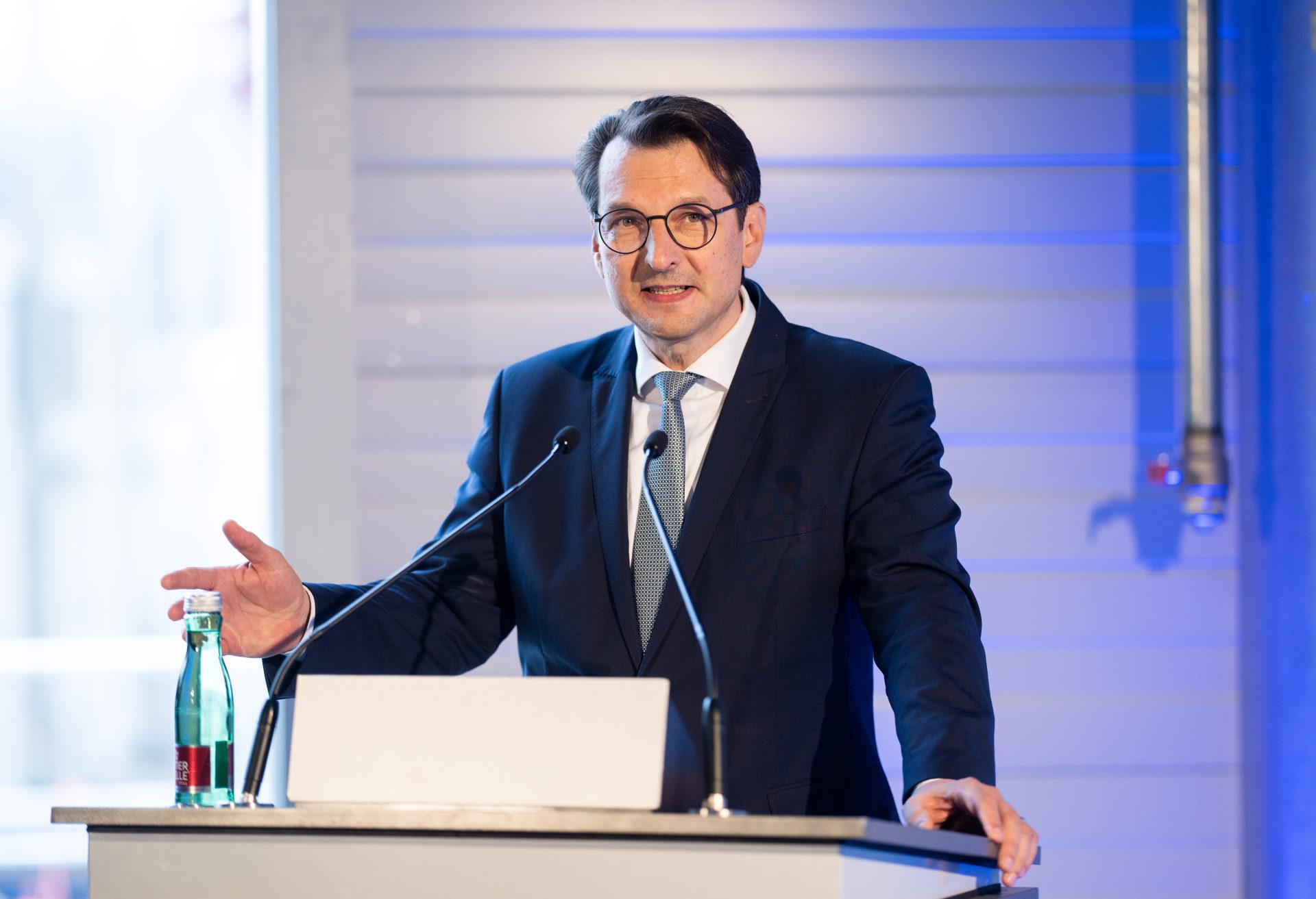 BMW-Fraktionsvorstand Milan Nedeljković bei einer Werksbesichtigung.