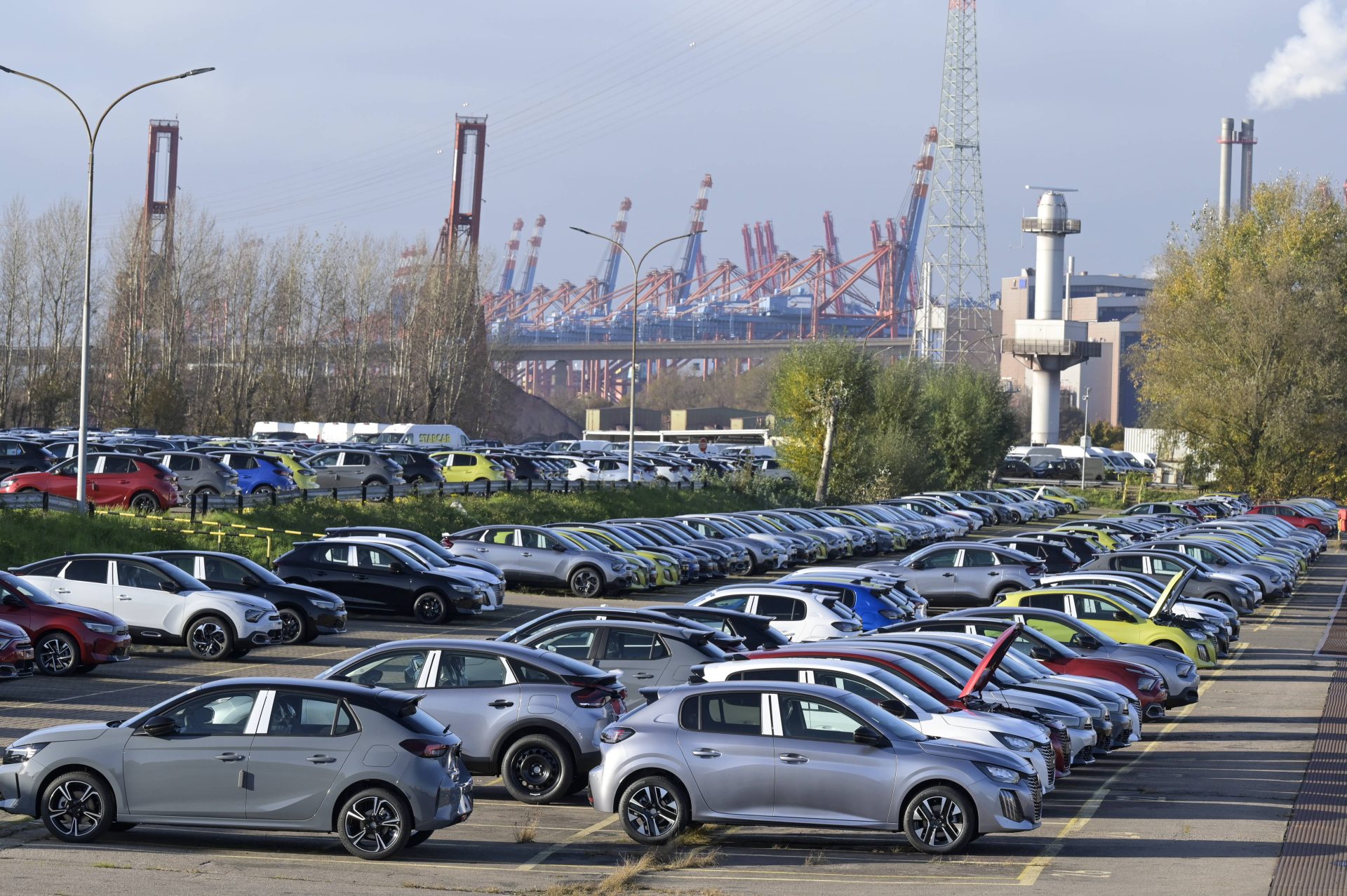 Autoterminal am Hamburger Hafen. Die Autoindustrie ist größter deutscher Exporteur in die USA. In der kommenden Woche könnte Donald Trump mit neuen Zöllen die deutsche Pharmaindustrie treffen.
