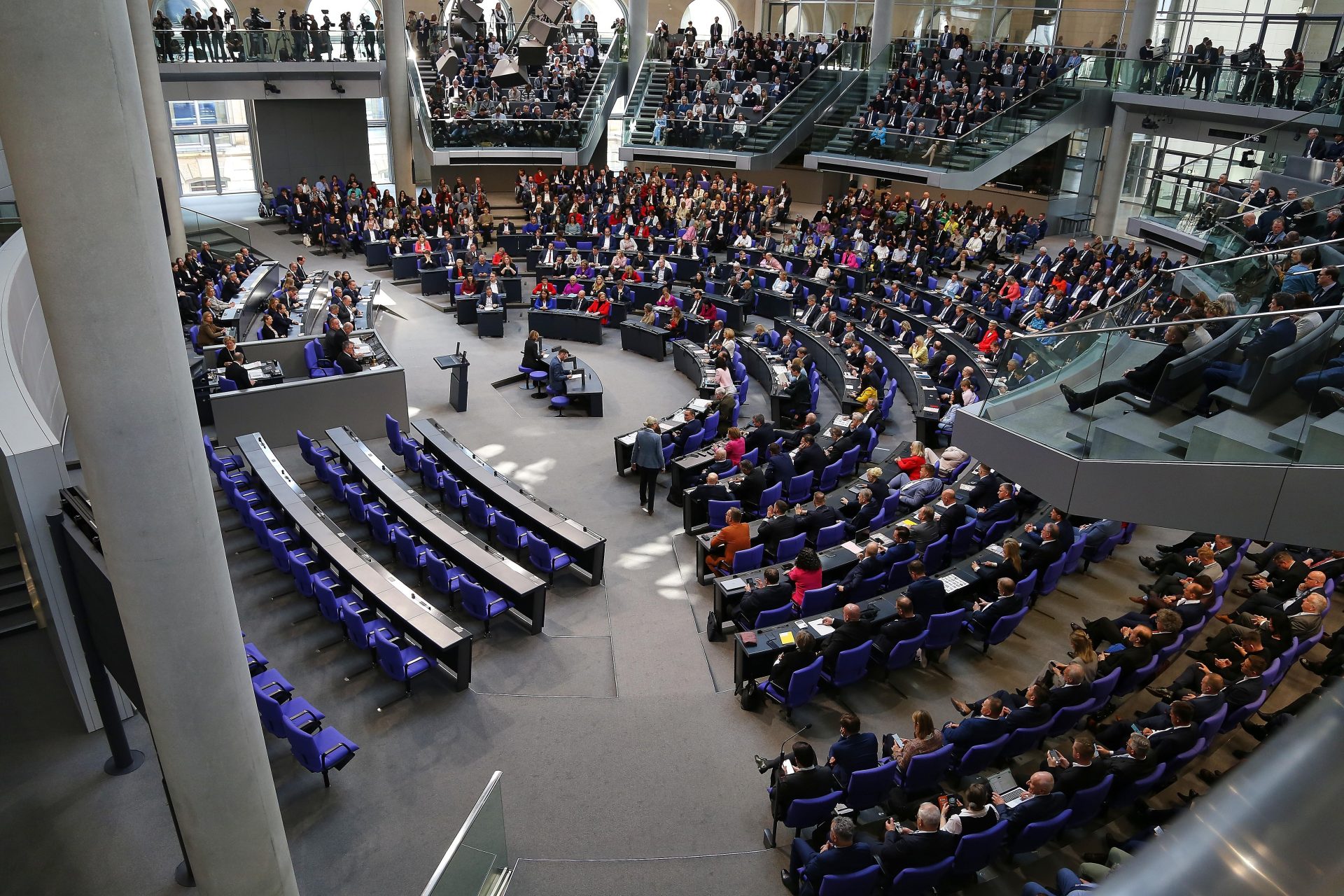 Blick in den Plenarsaals des Bundestages während einer Sitzung. Über dem Saal mit den Abgeordneten sind die Tribünen zu sehen. 