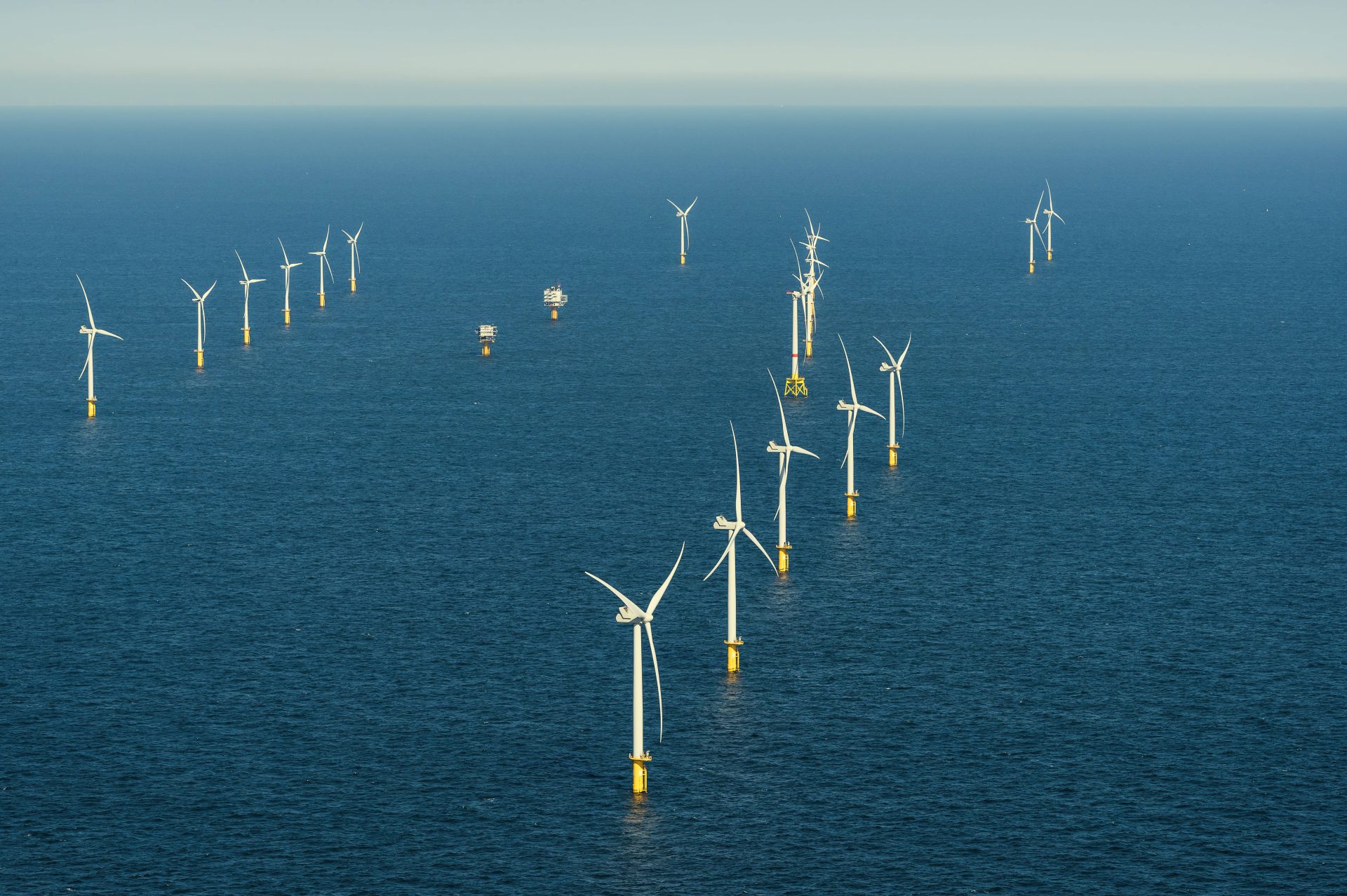 Offshore-Windräder sind ein wesentlicher Bestandteil der Energiewende in Deutschland. Manche könnten zum Sicherheitsrisiko werden. 