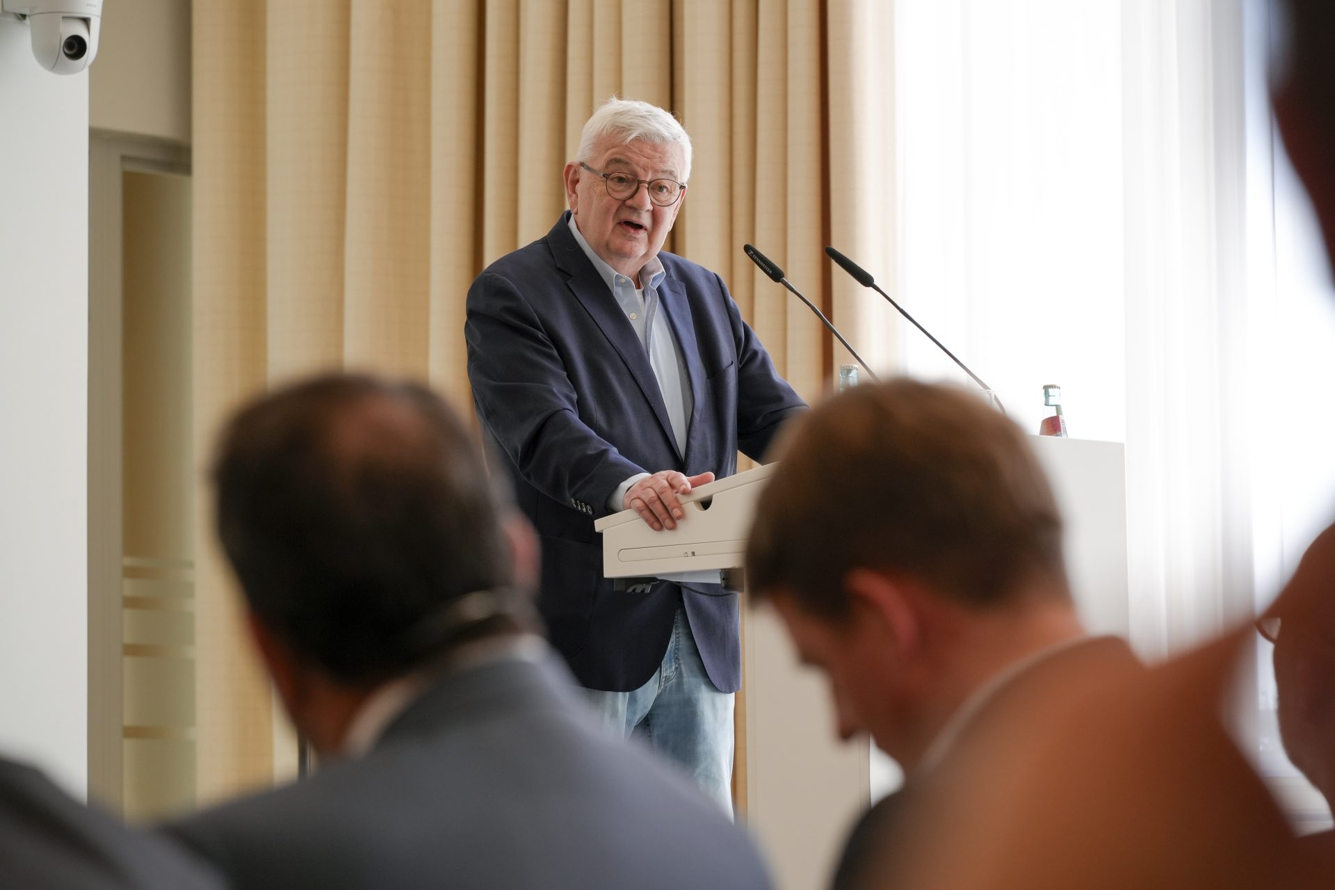 Joschka Fischer bei der Veranstaltung zur Zukunft der transatlantischen Beziehungen an der ESMT Berlin, organisiert von Christ&Company, Albright Stonebridge Group, JF&C und Table.Briefings.