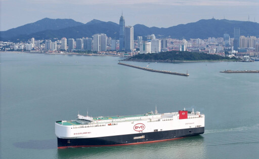Der BYD Autofrachter Explorer 1 verlässt den Hafen von Yantai