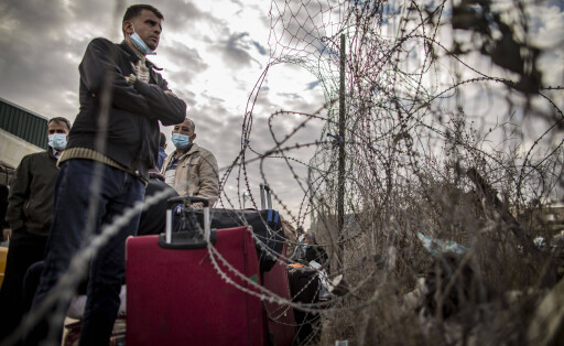 Palästinenser warten auf der palästinensischen Seite des Grenzübergangs Rafah auf die Einreise nach Ägypten.