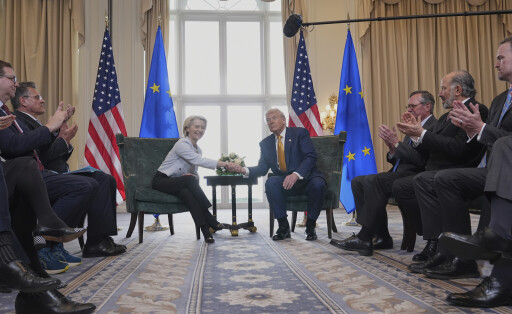 Kommissionspräsidentin Ursula Von der Leyen und US-Präsident Donald Trump beim Handschlag über die Zoll-Einigung.