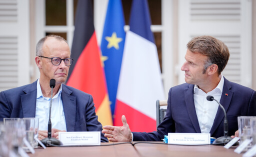 Bundeskanzler Friedrich Merz (CDU, l) wird von Frankreichs Präsident Emmanuel Macron im Fort de Bregancon, einer Residenz des französischen Präsidenten an der südfranzösischen Cote d’Azur, zum Abendessen empfangen. Die Regierungen beider Länder kommen am 29.08.2025 zum sogenannten Ministerrat in der südfranzösischen Küstenstadt Toulon zusammen. ...