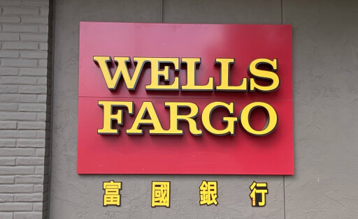 Wells Fargo Bankschild in Englisch und Chinesisch 2020 in Monterey Park, Kalifornien