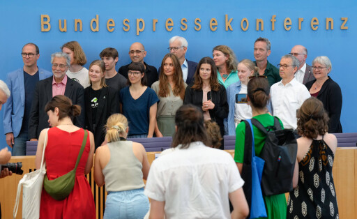 News Themen der Woche KW26 News Bilder des Tages Bundespressekonferenz, Neue Verfassungsbeschwerden gegen das Bundesklimaschutzgesetz Gruppenbild der Vertreterinnen und Vertreter der Klage und Verfassungsbeschwerde bei der Vorstellung der neuen Verfassungsbeschwerden gegen das Bundesklimaschutzgesetz in der Bundespressekonferenz Berlin Berlin Deutschland *** Federal Press Conference, New constitutional complaints against the Federal Climate Protection Act Group photo of the representatives of the lawsuit and constitutional complaint at the presentation of the new constitutional complaints against the Federal Climate Protection Act at the Federal Press Conference Berlin Berlin Germany