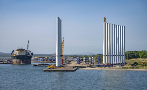 Bauunternehmen für Offshore-Windkraftanlagen auf dem Meer bei Invergordon in Schottland.