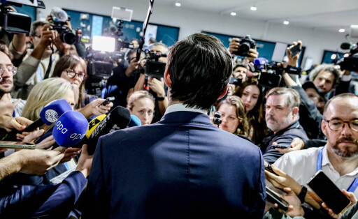 EU-Klimakommissar Wopke Hoekstra auf der COP29 in Baku umringt von Journalisten.