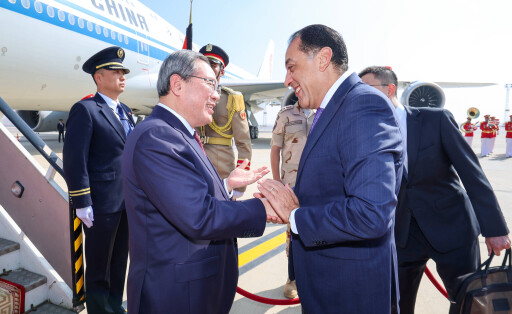 Chinas Premier Li Qiang mit seinem Ägyptischen Kollegen Mostafa Madbouly bei seiner Ankunft in Kairo.