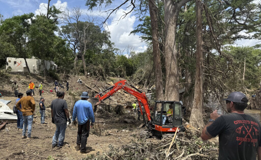 People collect debris in areas affected by recent flooding in Kerrville, United States, 09 July 2025 (issued 10 July 2025). Authorities have raised the death toll from the devastating floods in Central Texas over the Independence Day holiday weekend to 120, while more than 170 remain missing. Tragedy in Texas: Flood death toll rises to 120, missing to 170