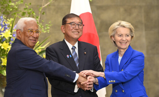 von der Leyen, Präsidentin der Europäischen Kommission (R), der Präsident des Europäischen Rates Antonio Costa (L) und der japanische Premierminister Ishiba Shigeru (C) geben sich die Hand im Rahmen des EU-Japan-Gipfels 2025.