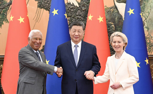 Chinas Staatspräsident Xi Jinping trifft sich mit dem Präsidenten des Europäischen Rates Antonio Costa und der Präsidentin der Europäischen Kommission Ursula von der Leyen, die sich anlässlich des 25. China-EU-Gipfels in China aufhalten, in der Großen Halle des Volkes in Peking, der Hauptstadt Chinas, 24. Juli 2025.