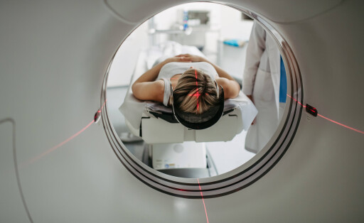 Positionierung des Patienten für den Kopfscan mit Laserausrichtung im CT-Scanner